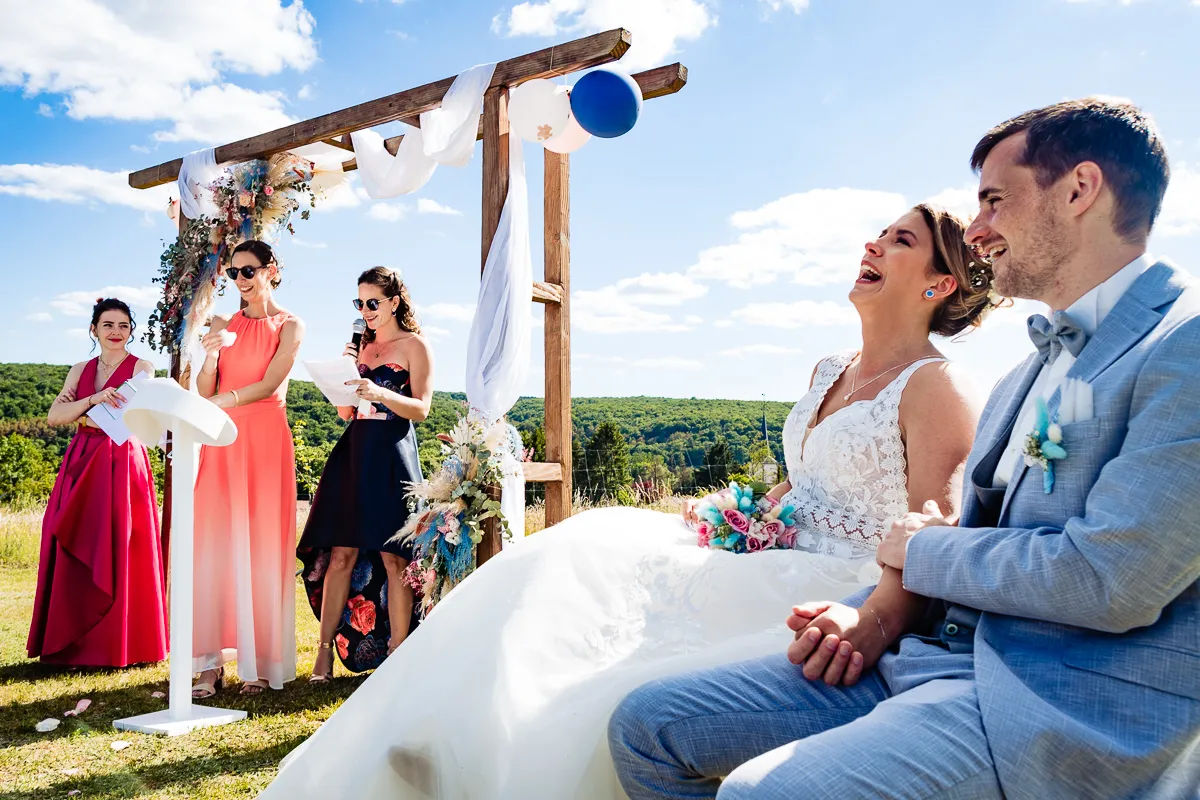 Les mariés rient au discours des sœurs pendant la cérémonie laïque.