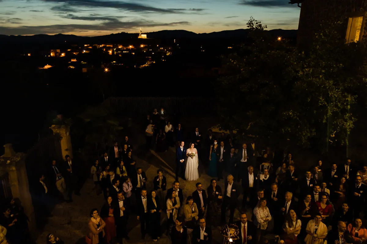 Photo des mariés au milieu de la scène pendant les discours.