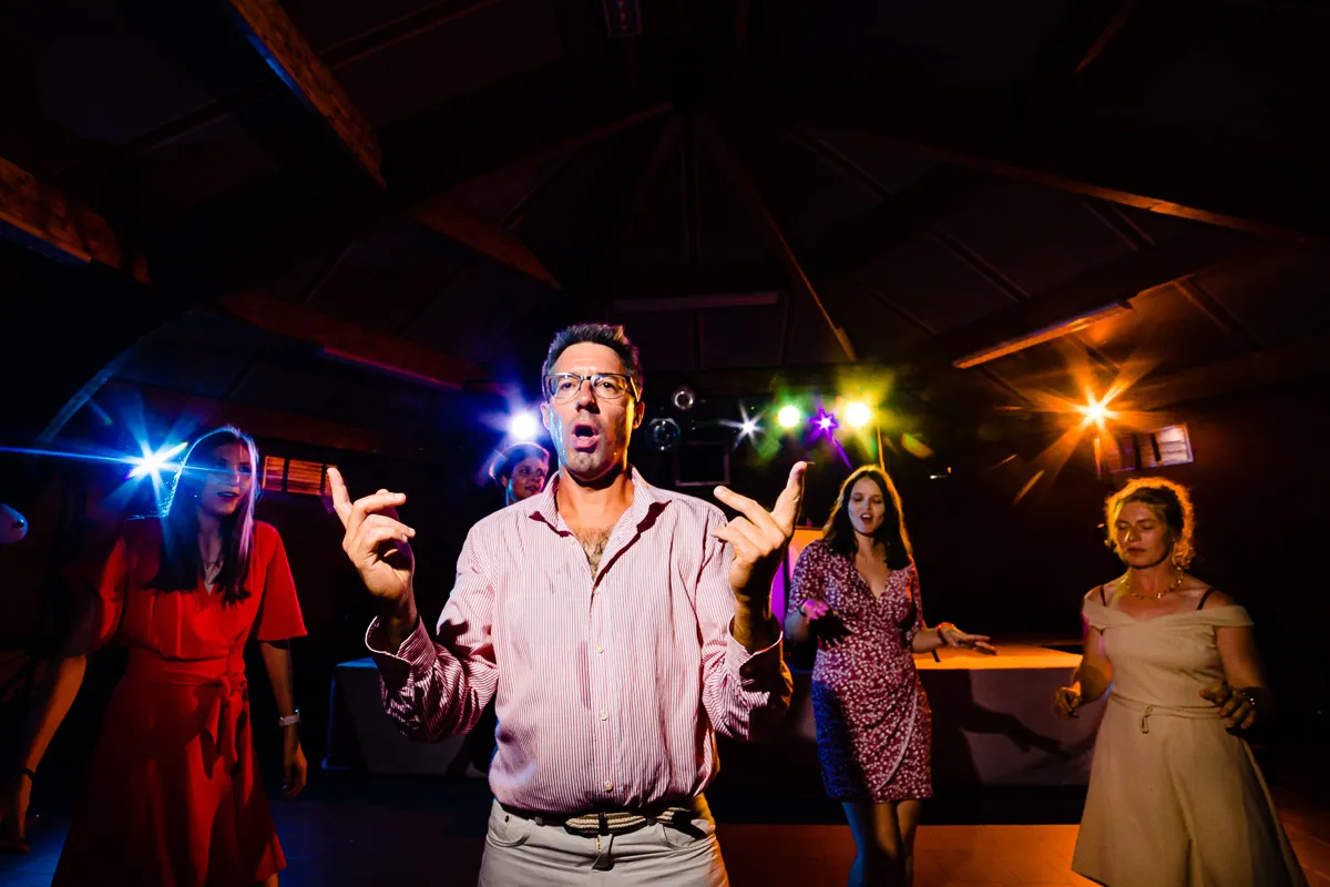 Un invité danse sur la piste de danse colorée.
