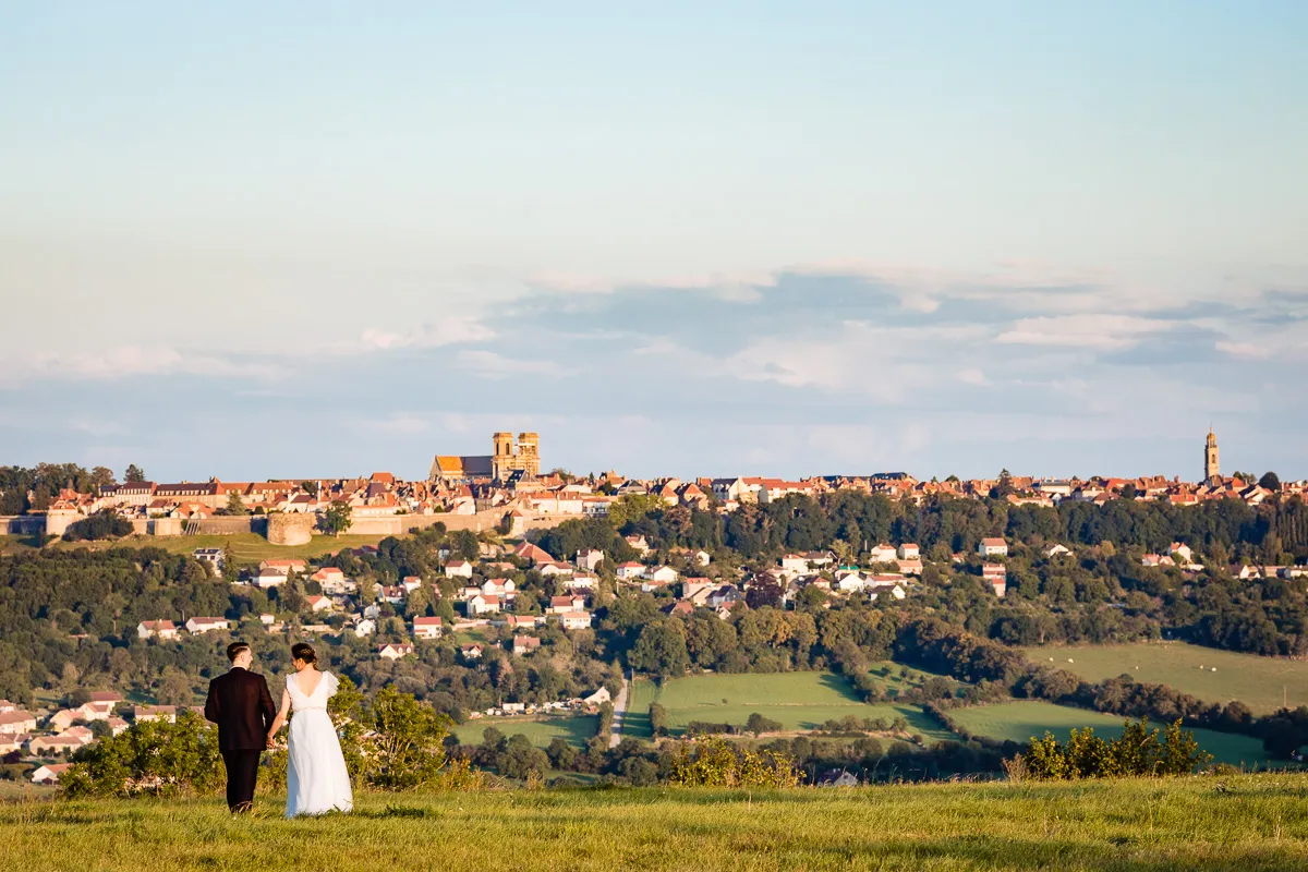 Photos de couple des mariés devant la vue de Langres.
