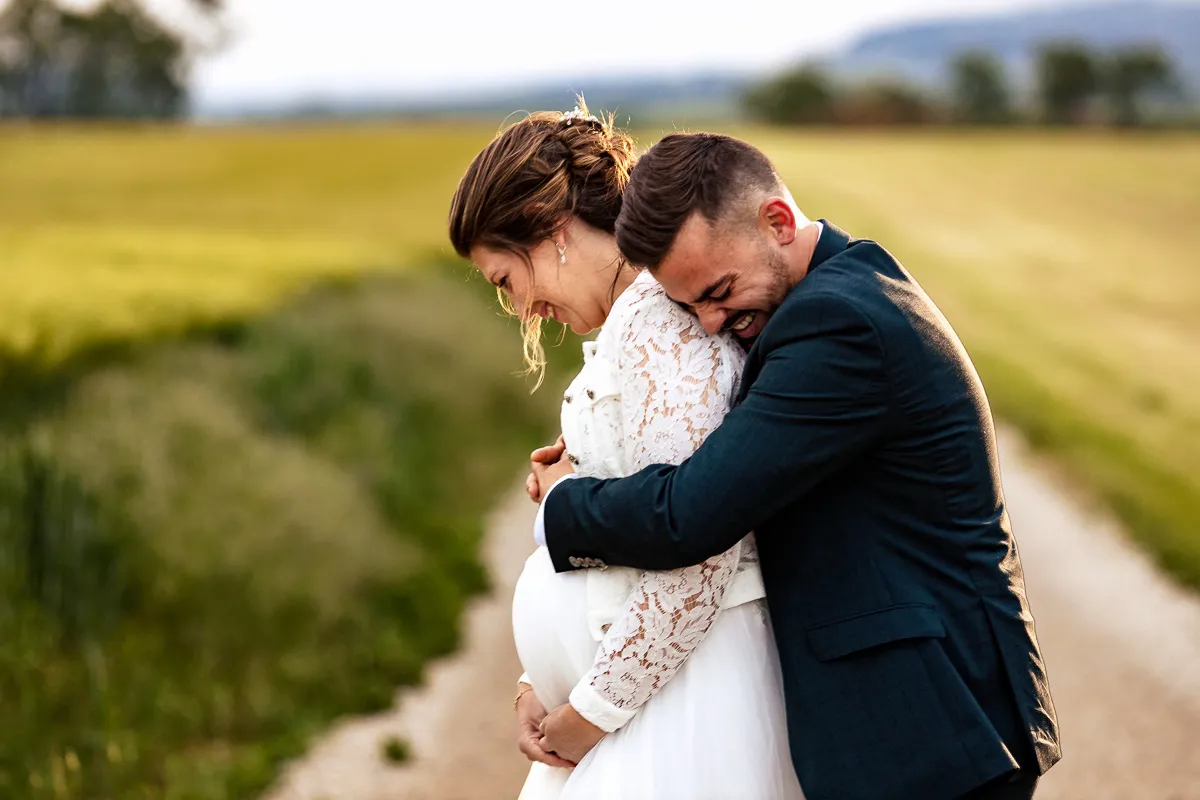 Photo de couple des mariés dans les champs.