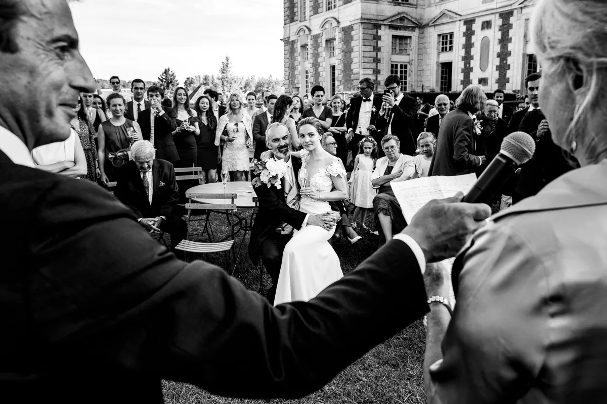 Discours de la mère devant les mariés devant le château du mariage.