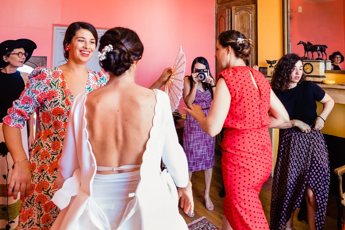 La marié et ses témoins finissent de se préparer.