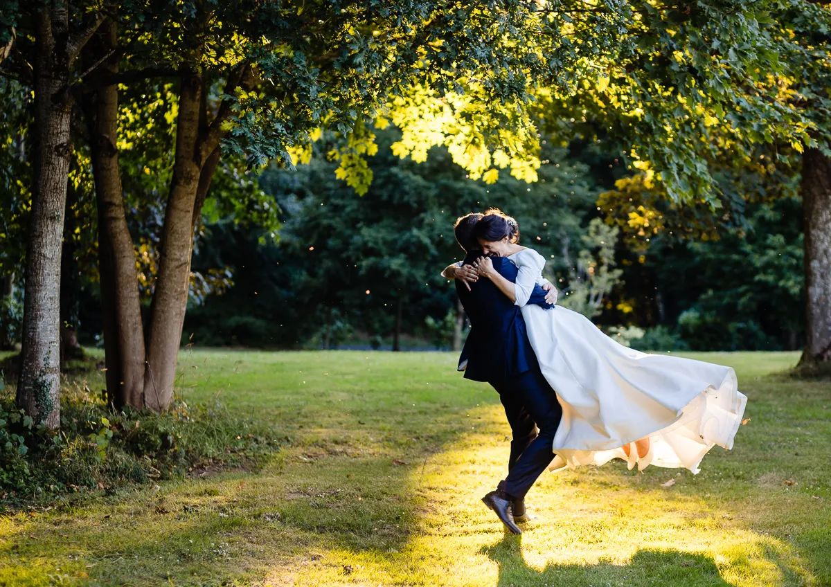Photo de couple des mariés sous les arbres.