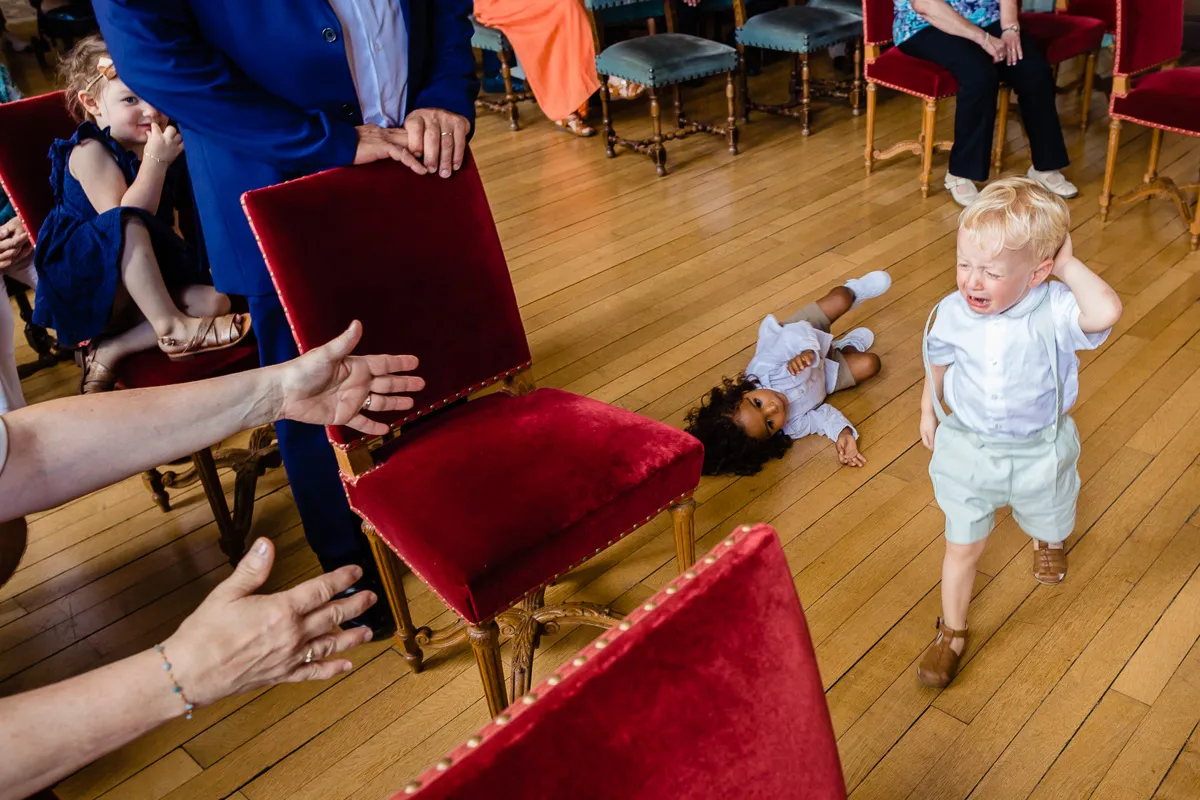 L'enfant des mariés se blesse en jouant à la mairie.