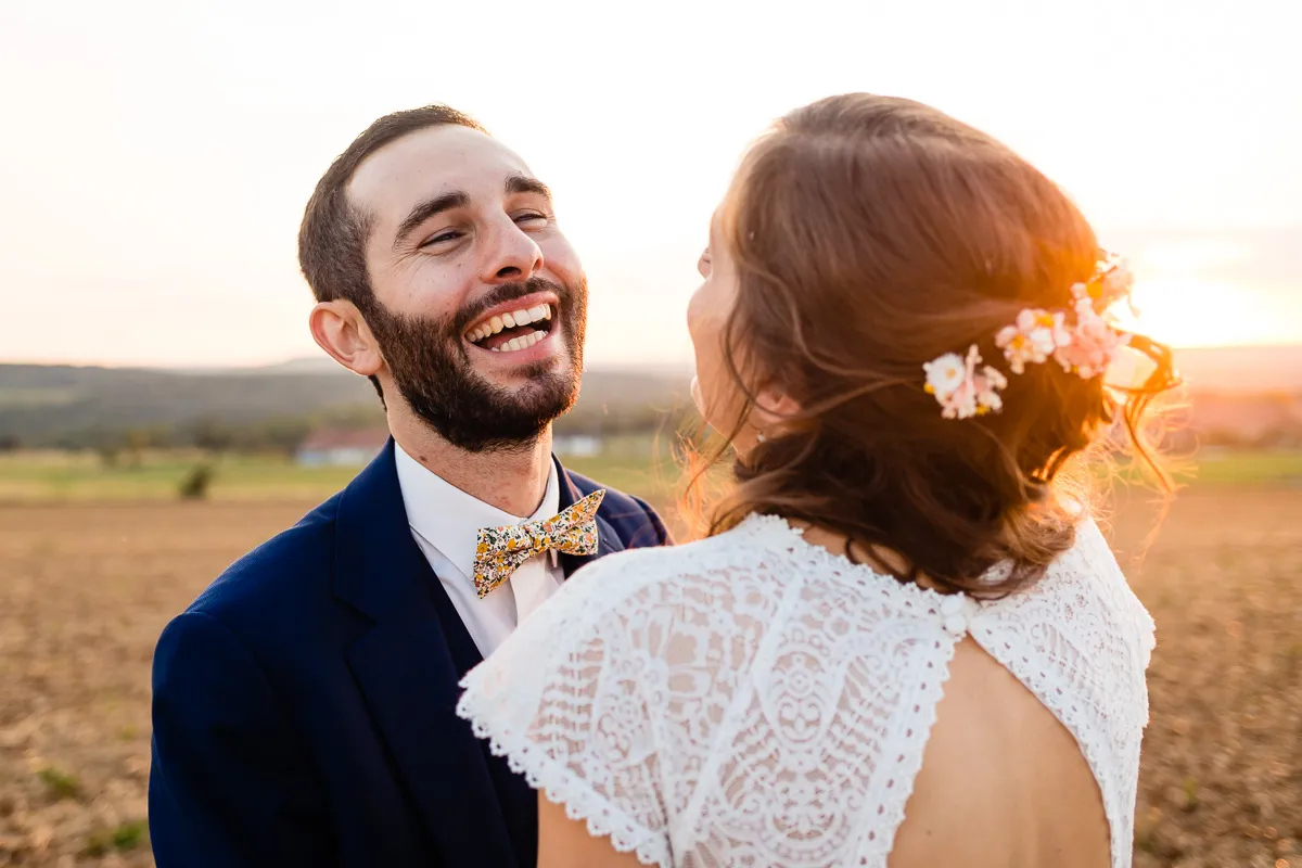 Photo de couple de mariés au soleil couchant.